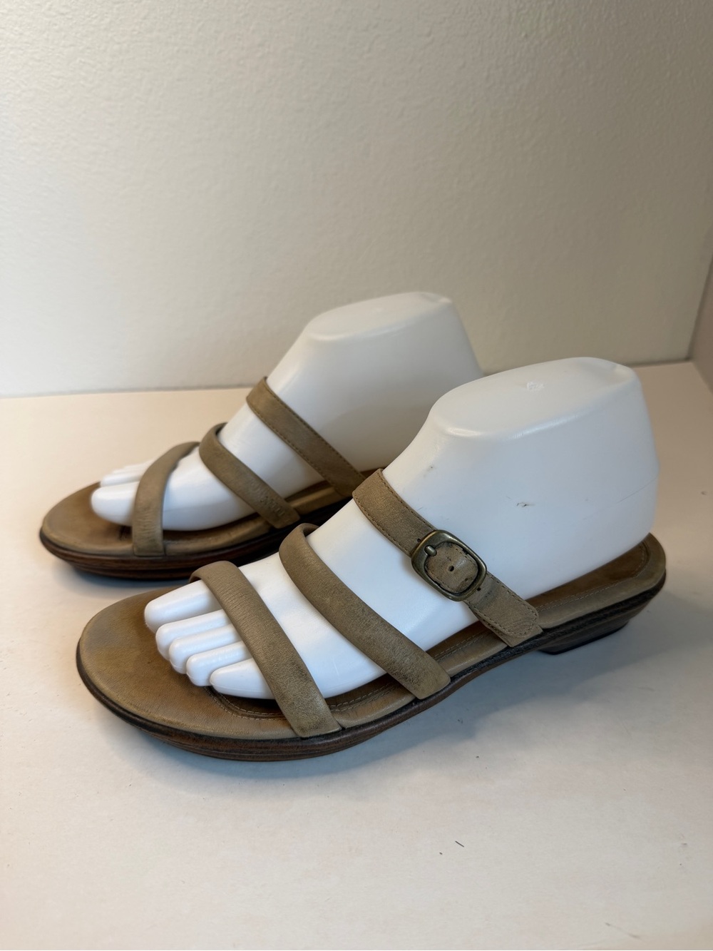 Dansko Women's Brown leather Strappy Buckle Flat Sandals size 38 (7.5)
